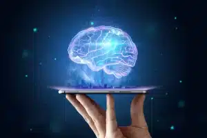 Mãos humanas segurando imagem projetada de um cérebro humano
