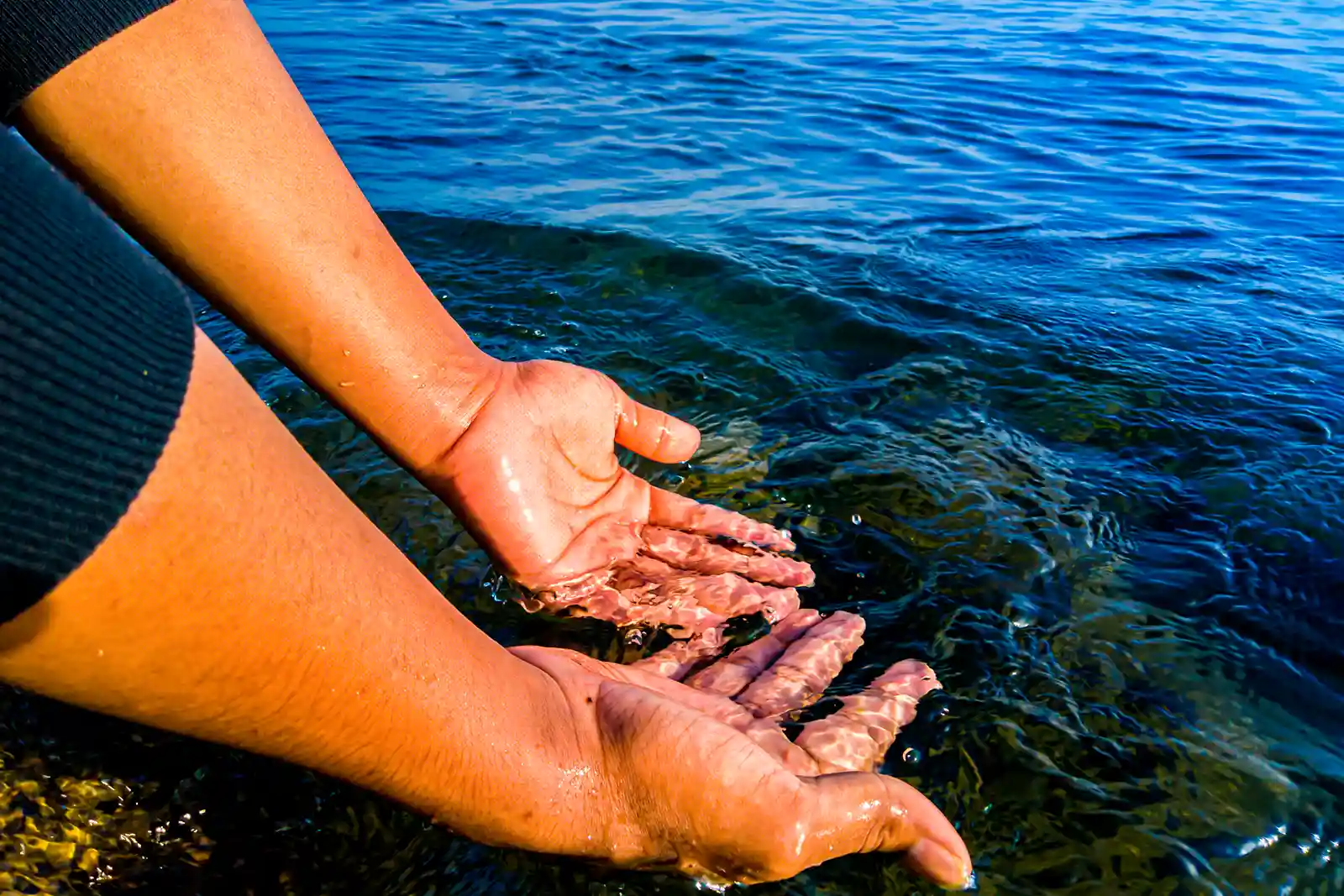 Homem com as mãos sobre as águas